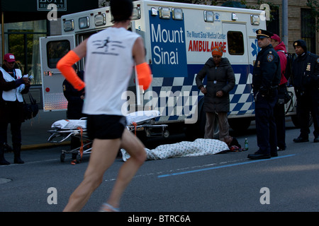 Simon Bairu von Kanada in der Nähe von Meile 23 in 2010 ING NYC Marathon zusammengebrochen und wurde sofort ins Krankenhaus, wo er sich erholte. Stockfoto