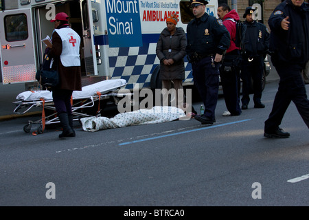 Simon Bairu von Kanada in der Nähe von Meile 23 in 2010 ING NYC Marathon zusammengebrochen und wurde sofort ins Krankenhaus, wo er sich erholte. Stockfoto