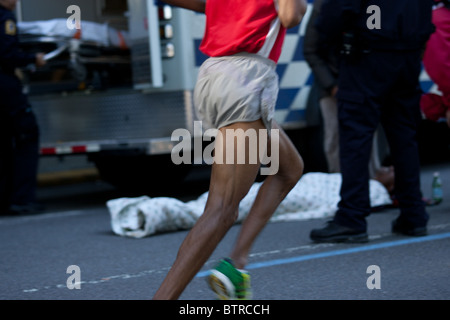 Simon Bairu von Kanada in der Nähe von Meile 23 in 2010 ING NYC Marathon zusammengebrochen und wurde sofort ins Krankenhaus, wo er sich erholte. Stockfoto