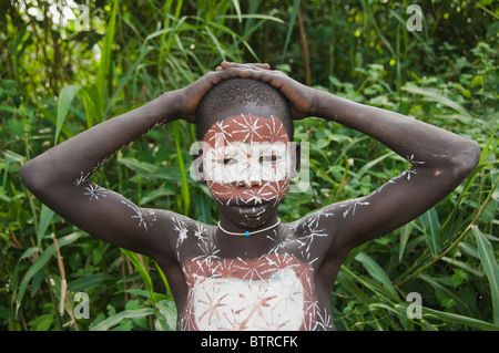 Surma junge mit Körper Gemälde, Kibish, Omo River Valley, Äthiopien Stockfoto