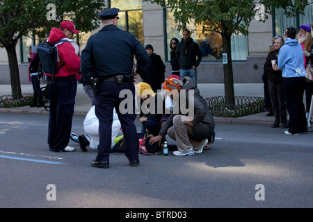 Simon Bairu von Kanada in der Nähe von Meile 23 in 2010 ING NYC Marathon zusammengebrochen und wurde sofort ins Krankenhaus, wo er sich erholte. Stockfoto