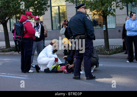 Simon Bairu von Kanada in der Nähe von Meile 23 in 2010 ING NYC Marathon zusammengebrochen und wurde sofort ins Krankenhaus, wo er sich erholte. Stockfoto