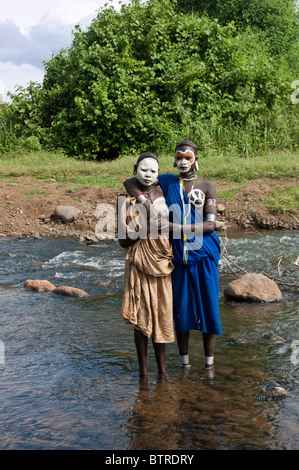 Zwei junge Surma Frauen mit Gemälden der Körper durch den Fluss Kibish, Omo River Valley, Äthiopien Stockfoto