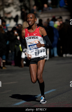 Simon Bairu von Kanada in der 2010 ING NYC Marathon. Bairu in der Nähe von Meile 23 zusammengebrochen und wurde mit einem Krankenwagen weggenommen. Stockfoto