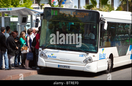 Fluggästen Bus Cannes Frankreich Stockfoto