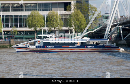 Thames Clipper Katamaran "Mond-Clipper", vorbei an der Royal Festival Hall, Themse, London, England Stockfoto