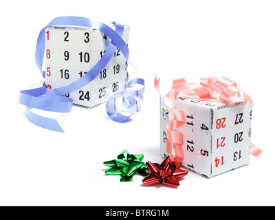 Geschenk-Boxen mit Kalender Papier eingewickelt Stockfoto