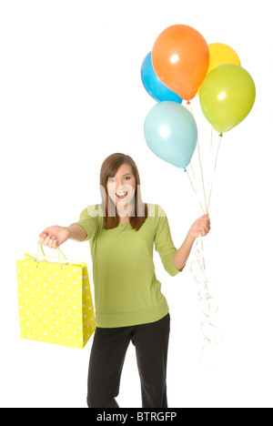 Teenager-Mädchen mit Luftballons und Einkaufstasche oder Geschenktüte. Stockfoto