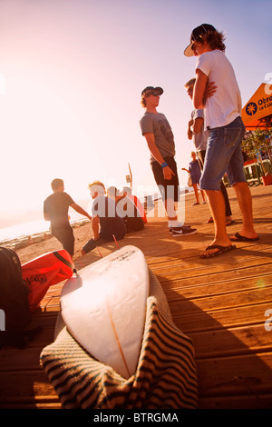 Sonnenuntergang am The The Islas Canarias Ocean & Erde Pro Surf Competition.Competitors bei Sonnenuntergang an einem Laien Tag mit keine Wellen Stockfoto