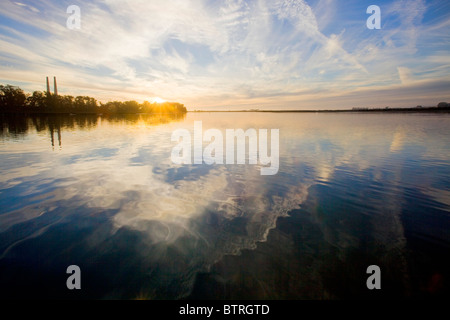 Sonnenuntergang beleuchtet die ruhigen Gewässer der Elkhorn Slough in Moss Landing, California. Stockfoto