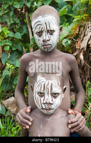 Zwei kleine Surma-Jungs mit Körper Gemälde, Kibish, Omo River Valley, Äthiopien Stockfoto