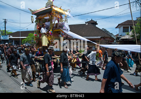 Trauerzug machen Strasse hinunter in Bualu, Nusa Dua, Bali, Indonesien Stockfoto