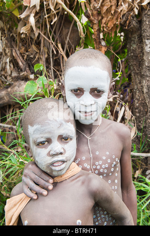 Zwei kleine Surma-Jungs mit Körper Gemälde, Kibish, Omo River Valley, Äthiopien Stockfoto