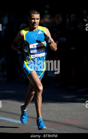 Abderrahime Bouramdane von Marokko in der 2010 NYC Marathon laufen. Er beendete 10. in der Herren Abteilung. Stockfoto