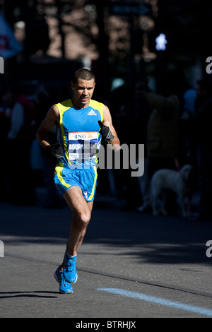 Abderrahime Bouramdane von Marokko in der 2010 NYC Marathon laufen. Er beendete 10. in der Herren Abteilung. Stockfoto