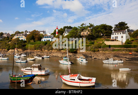 Fischerdorf, Frankreich - Leuchtturm auf Rive Droit, Doelan Dorf, Finistere, Bretagne, Frankreich Stockfoto