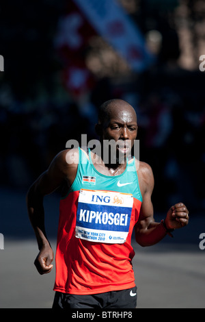 Moses Kigen Kipkosgei von Kenia in der Nähe von Meile 23 im 2010 NYC Marathon laufen. Er beendete 3. Platz in der Herren Abteilung Stockfoto