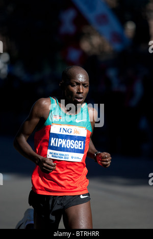 Moses Kigen Kipkosgei von Kenia in der Nähe von Meile 23 im 2010 NYC Marathon laufen. Er beendete 3. Platz in der Herren Abteilung Stockfoto