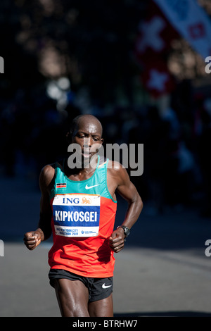 Moses Kigen Kipkosgei von Kenia in der Nähe von Meile 23 im 2010 NYC Marathon laufen. Er beendete 3. Platz in der Herren Abteilung Stockfoto