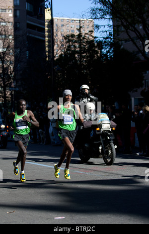 Gebre Gebremariam aus Äthiopien Emmanuel Mutai von Kenia in der Nähe von Meile 23 führt. Gebre gewann den 2010 NYC Marathon mit Mutai zweiter. Stockfoto