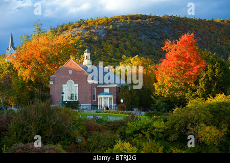 Herbstlaub umgibt die Camden Bibliothek oberhalb des kleinen Hafens in Camden Maine USA Stockfoto