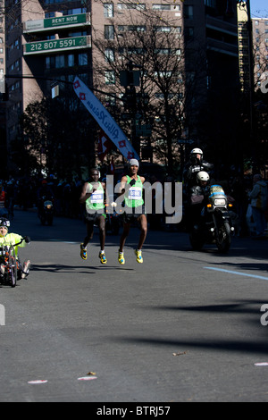 Gebre Gebremariam aus Äthiopien Emmanuel Mutai von Kenia in der Nähe von Meile 23 führt. Gebre gewann den 2010 NYC Marathon mit Mutai zweiter. Stockfoto