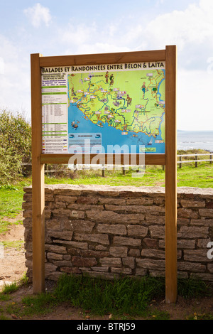 Tourist Information Map auf einem schwarzen Brett zeigt Radwege und Wanderwege in Finistere Bretagne Frankreich Europa Stockfoto