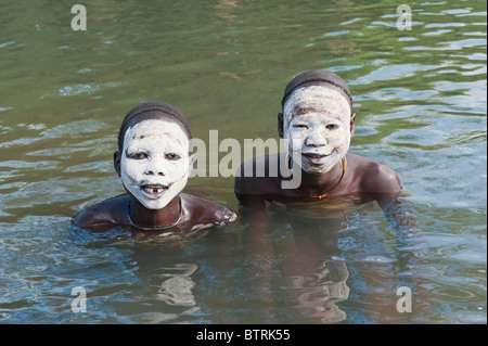 Zwei Surma jungen mit Körper-Gemälde in den Fluss Kibish, Omo River Valley, Äthiopien Stockfoto