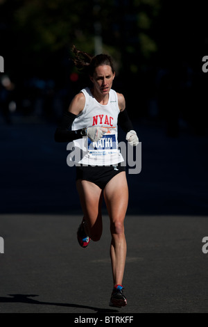 Kathy Newberry der Vereinigten Staaten in der Nähe von Meile 23 in 2010 ING New York City Marathon. Sie wurde 17. in der Frauen Div Stockfoto