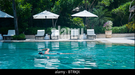 Schwimmbad im Hotel Melia Bali, Nusa Dua Bali Indonesien mit einer Person schwimmen Stockfoto