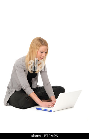 Junge Frau mit einem Laptopcomputer. Stockfoto