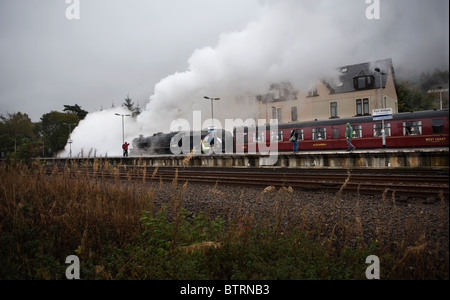 Die Jacobite hier gesehen als 44871 Black 5 zu Fort William Station En verlassen Wanderweg nach Mallaig an der Westküste Schottlands i Stockfoto