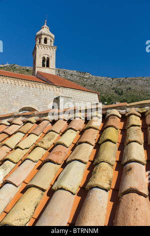 Rost, Dachziegel und Kirche in Dubrovnik, Kroatien Stockfoto