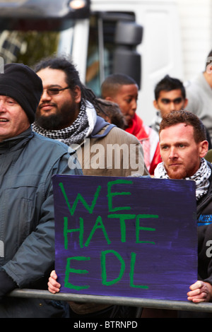 Gegendemonstrant innen verspotten English Defence League Mitglieder vor der israelischen Botschaft Stockfoto