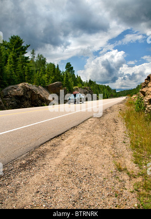 Verkehr, der seinen Weg entlang Highway 60 passieren Algonquin Provincial Park in Ontario, Kanada Stockfoto