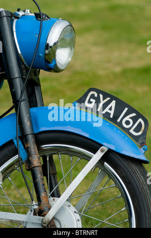 Ein Oldtimer Motorrad auf dem Display an einen Sommer fair statt in Cornwall, England Stockfoto