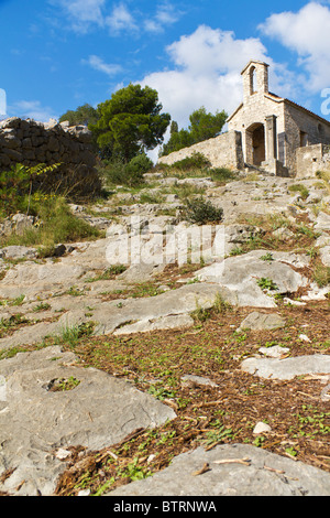 Kleiner Stein Kirche in der Nähe von spanische Festung in der Stadt Hvar auf der Insel Hvar, Kroatien Stockfoto