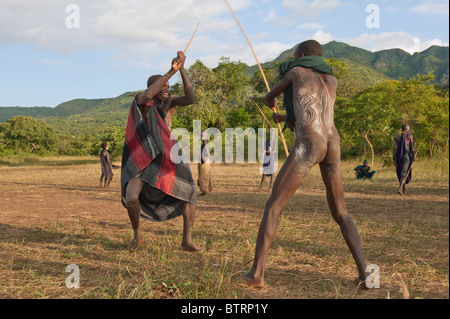 Donga Stick Kämpfer, Surma Stamm, Tulgit, Omo-Tal, Äthiopien Stockfoto