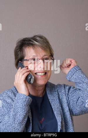 Senioren am Telefon fröhlich glücklich begeistert begeistert Stockfoto