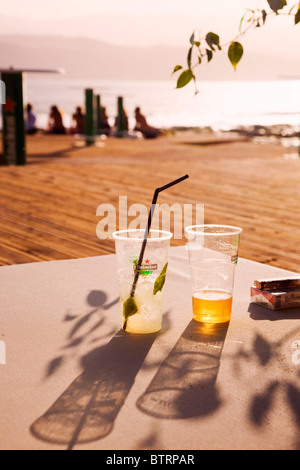 Sonnenuntergang auf der The Islas Canarias Ocean & Earth Pro Surf-Wettbewerb mit einem Bier und einem Mojito Stockfoto