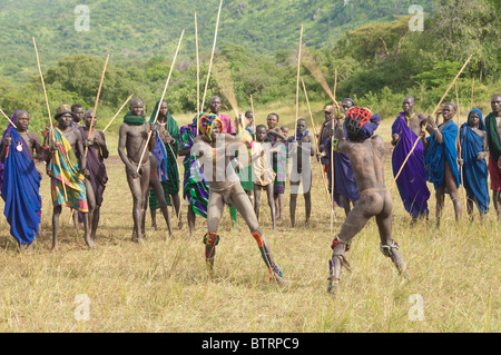 Donga Stick Kämpfer, Surma Stamm, Tulgit, Omo-Tal, Äthiopien Stockfoto