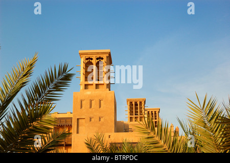 Arabischen Windturm während des Sonnenuntergangs, Dubai, Vereinigte Arabische Emirate Stockfoto