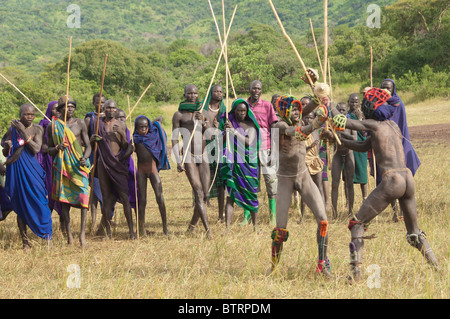 Donga Stick Kämpfer, Surma Stamm, Tulgit, Omo-Tal, Äthiopien Stockfoto
