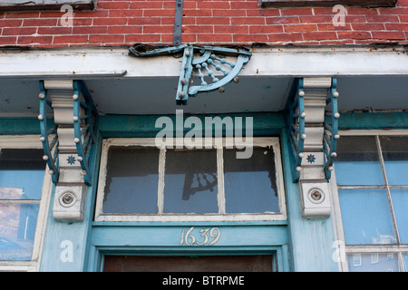 Holzarchitektur über Haustür Stockfoto