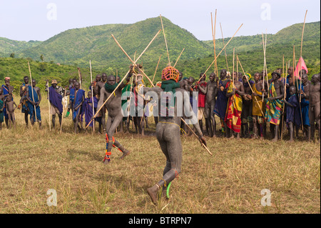 Donga Stick Kämpfer, Surma Stamm, Tulgit, Omo-Tal, Äthiopien Stockfoto