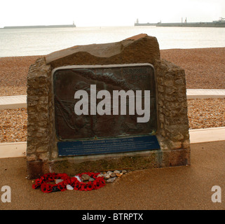 Bescheidene Denkmal für diejenigen, die ausgehalten und starb an den Stränden von Dunkirk.Dover Hafen ist im Hintergrund. Seine eine Gedenktafel aus Bronze. Stockfoto