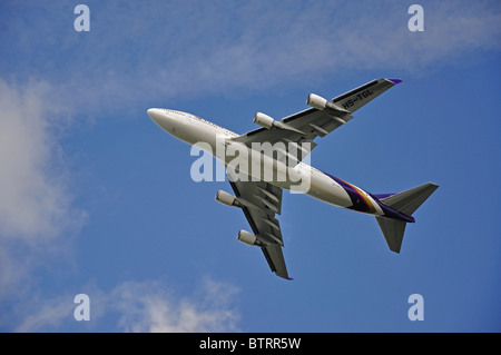 Thai Airways 747-400 Flugzeuge abheben, Heathrow Airport, Greater London, England, Vereinigtes Königreich Stockfoto