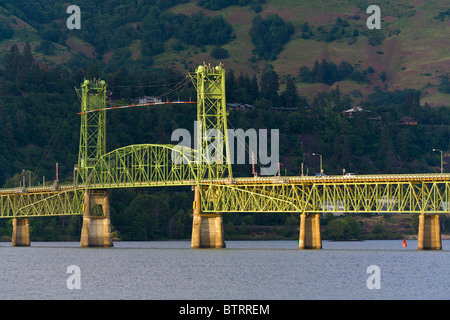 Die Hood River-Brücke, erbaut im Jahr 1926 über den Columbia River in Hood River, Oregon Stockfoto