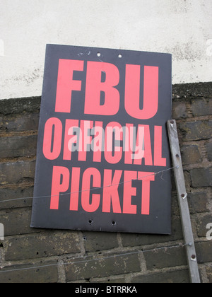 Londoner Feuerwehr Streik Banner FBU offizielle Zaunlatte Stockfoto