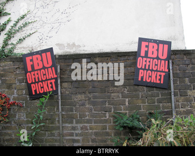 Londoner Feuerwehr Streik Banner FBU offizielle Zaunlatte Stockfoto